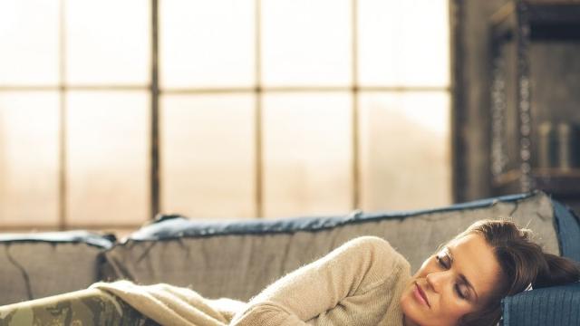 Пий кафе и подремни: Учените обясняват защо това действа