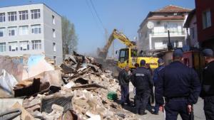 премахват незаконни постройки в Шекера