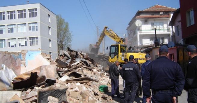 Репортаж на Искра КойчеваПринудителното премахване на незаконни постройки в пловдивската Шекер