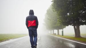 мъж улица пролет дъжд мъгла