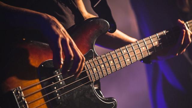 Рокаджията от „American Woman“ се срещна с откраднатата си китара 46 г. по-късно