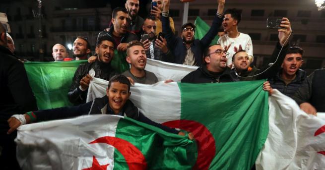 Стотици алжирци излязоха по улиците на столицата Алжир късно снощи,