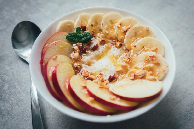 <p><strong>Плодове и ядки</strong></p>

<p>Понякога най-добрият ефект се получава при комбиниране на храни, съдържащи различни хранителни вещества. Диетологът Рейчъл Файн препоръчва съчетаване на храни с високо съдържание на фибри като ябълка с такива, които осигуряват комплекс от протеини и мазнини, като бадеми.</p>