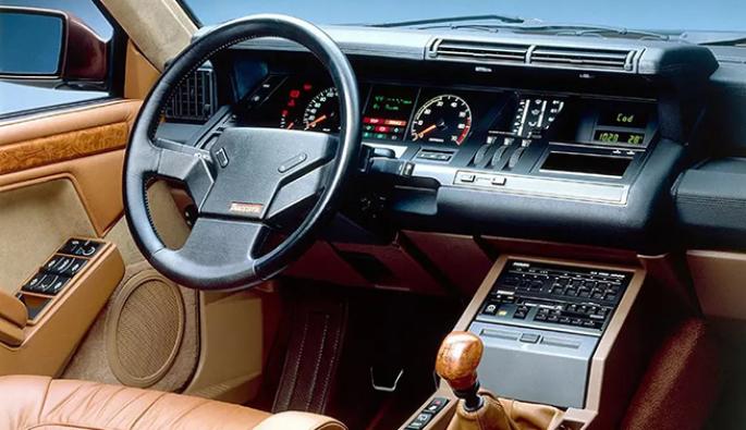  На този фон ви показваме един френски интериор (Renault 25 Baccara) от 80-те години, който може да се сметне за пълен лукс за времето си.