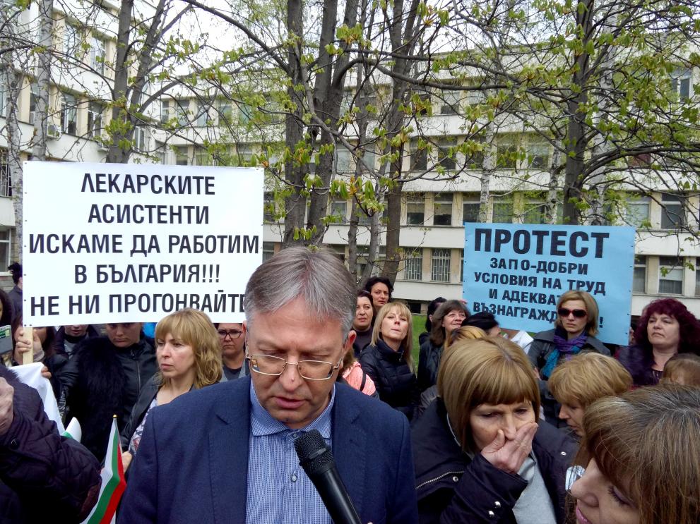 Евгени Любенов при протестиращите.