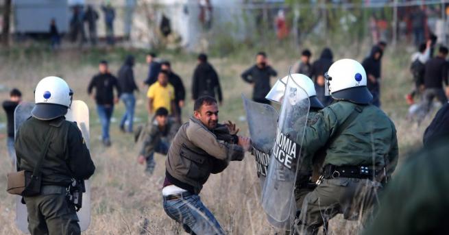 Сблъсъци между мигранти и гръцката полиция избухнаха пред лагер в