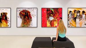 картина галерия жена