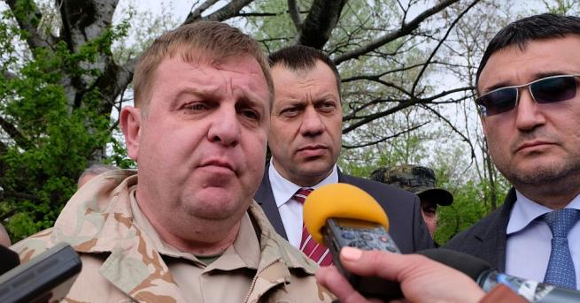 Министърът на отбраната Красимир Каракачанов и вътрешният министър Младен Маринов