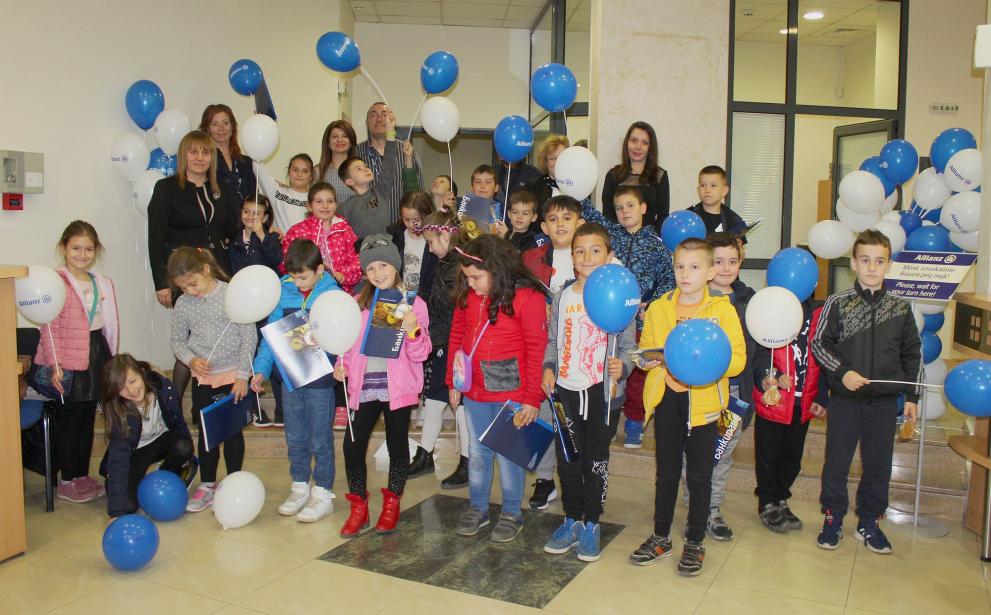 Малки гости с големи въпроси за 15-ия рожден ден на „Алианц” в Разград
