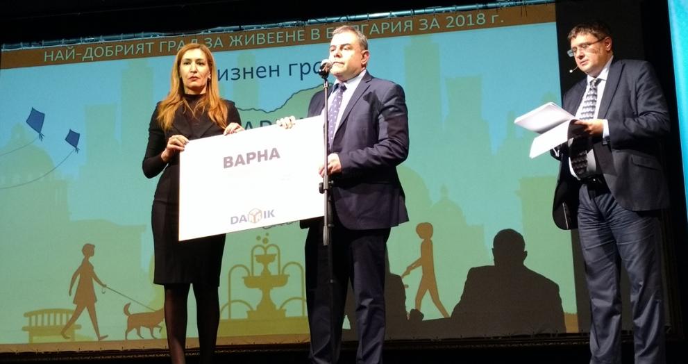 Министърът на туризма Николина Ангелкова връчи отличието на зам.-кмета на Варна Христо Иванов.