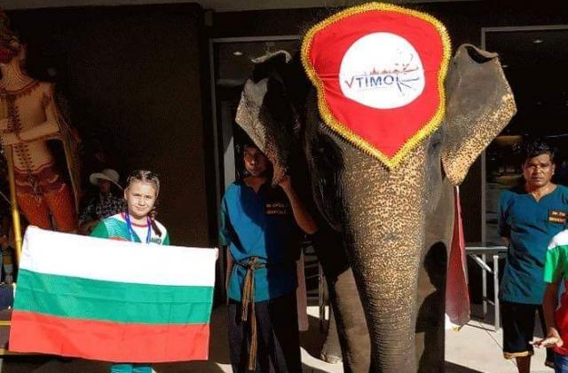Третокласничка от Свищов развя българското знаме на остров Пукет