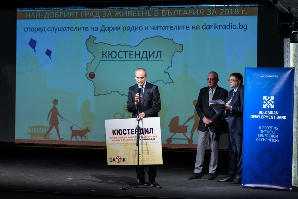Петър Паунов с наградата от Най- добрия град за живеене в България
