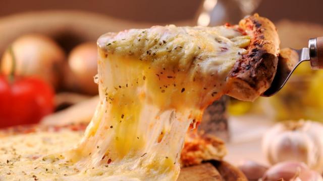 Направиха пица с 1001 вида сирене във Франция