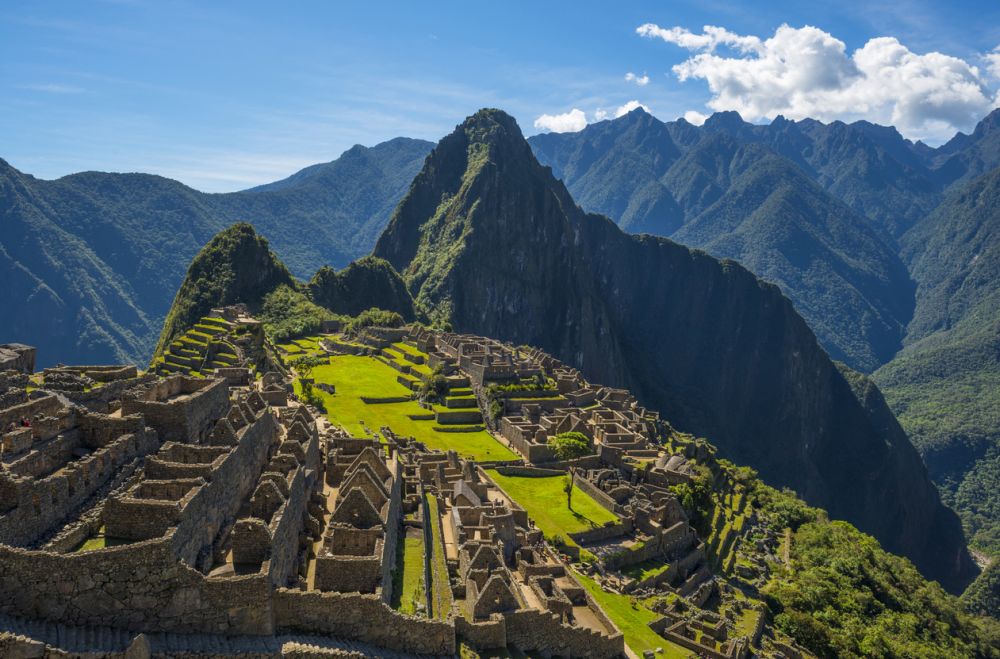 Построени по времето на империята на инките през 15-и в., големите стени, дворци, храмове и домове в Мачу Пикчу се намират на 2430 м надморска височина в Андите, откъдето има изглед към долина, на 500 км югоизточно от Лима. Остава загадка как големите камъни са били транспортирани на такава надморска височина, за да бъде построен отдалеченият град.