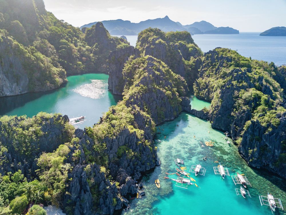 Боракай е малък остров с коралов произход, разположен на Филипините