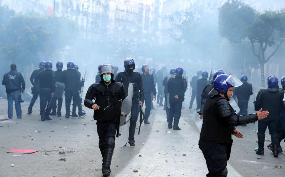  Стотици хиляди стачкуват в Алжир и след оставката на Бутефлика 
