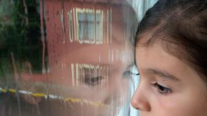 дете дъжд тъжно насилие