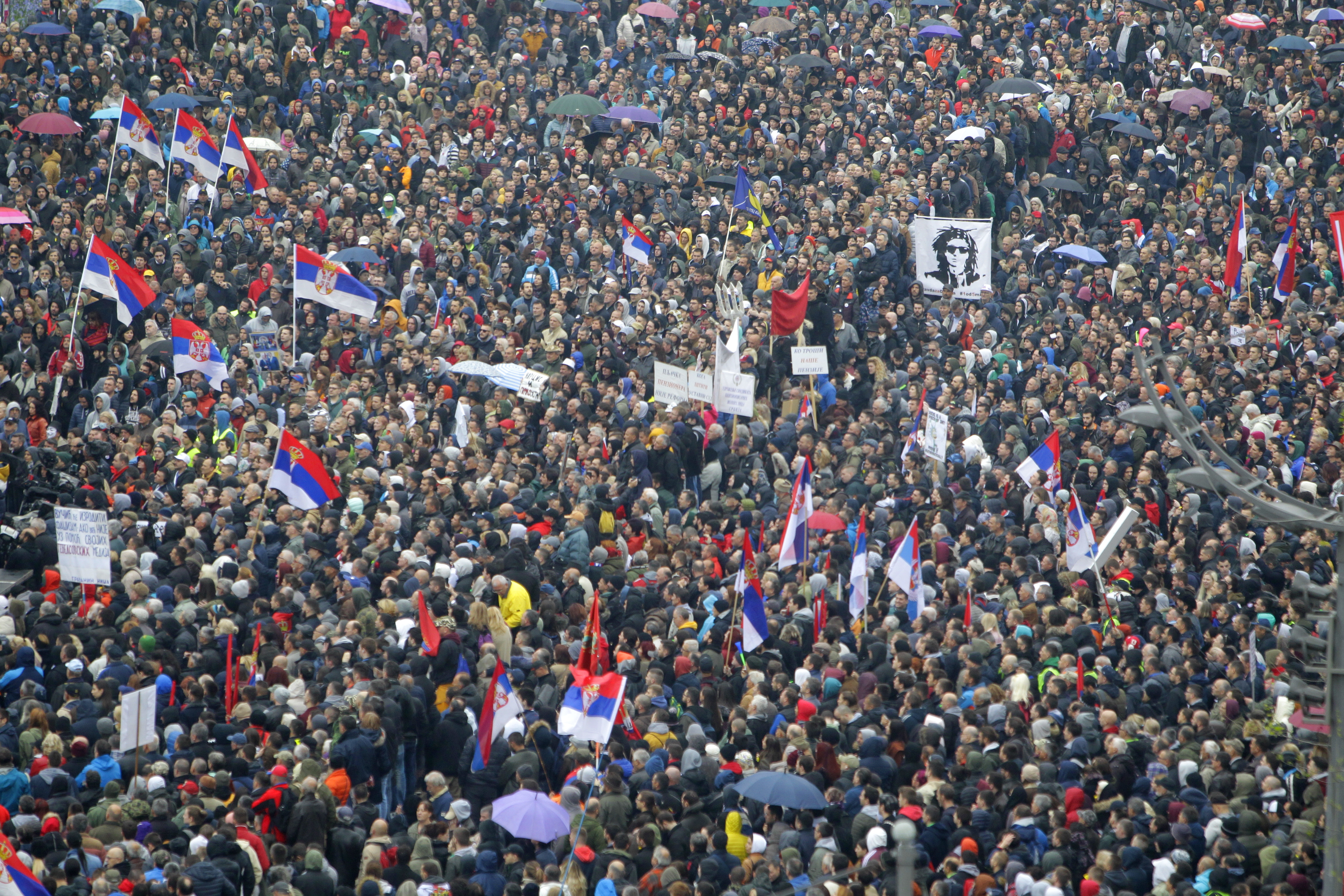 Огромен протест в Белград, искат оставката на Вучич