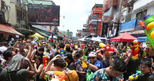 Милиони тайландци празнуват Сонгкран по известен като будистката Нова година съобщава