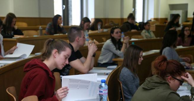 Конкурсният изпит за кандидат-студенти по биология започна в 14.00 часа