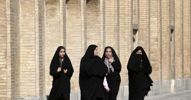 Иранка която публично протестира срещу хиджаба и свали забрадката си