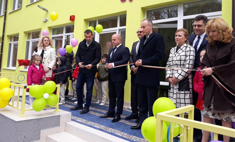 Министър Вълчев откри обновена с европейски средства детска градина