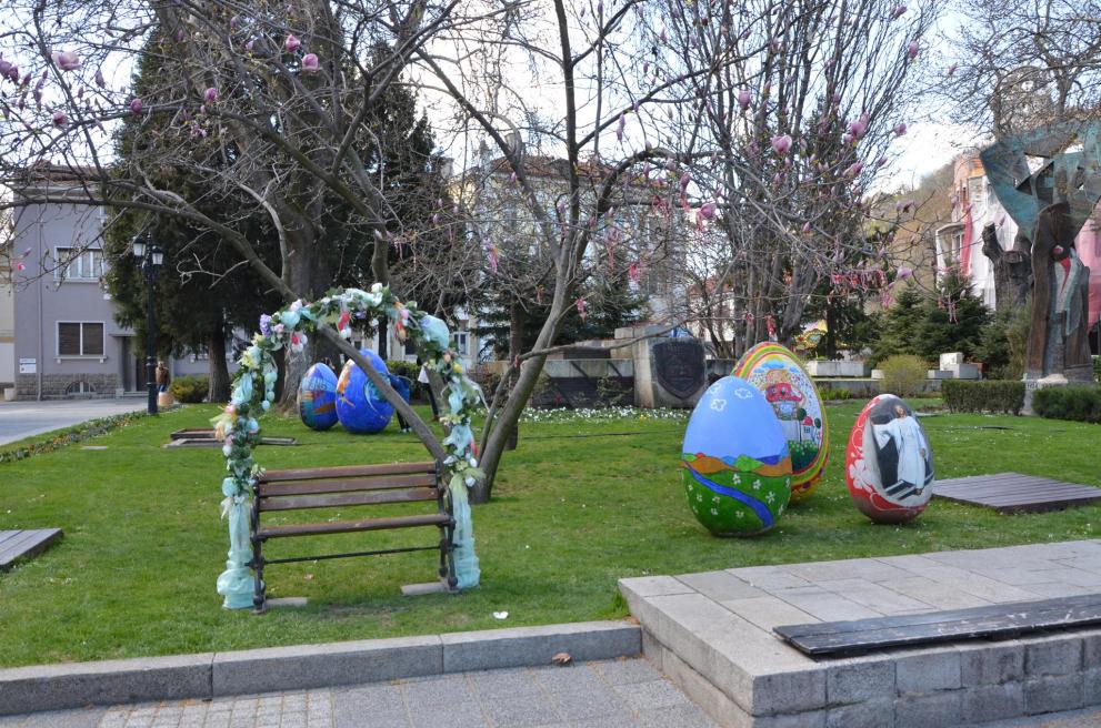 Пловдивски ученици от училищата по изкуствата ще рисуват „Великденски яйца“ пред общината