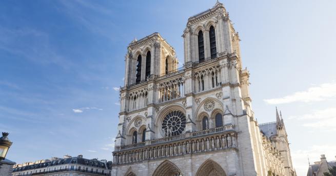 Пожар е избухнал в катедралата Нотр Дам в Париж което