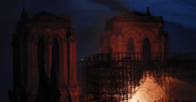 Пожарната служба в Париж обяви че основната структура на катедралата