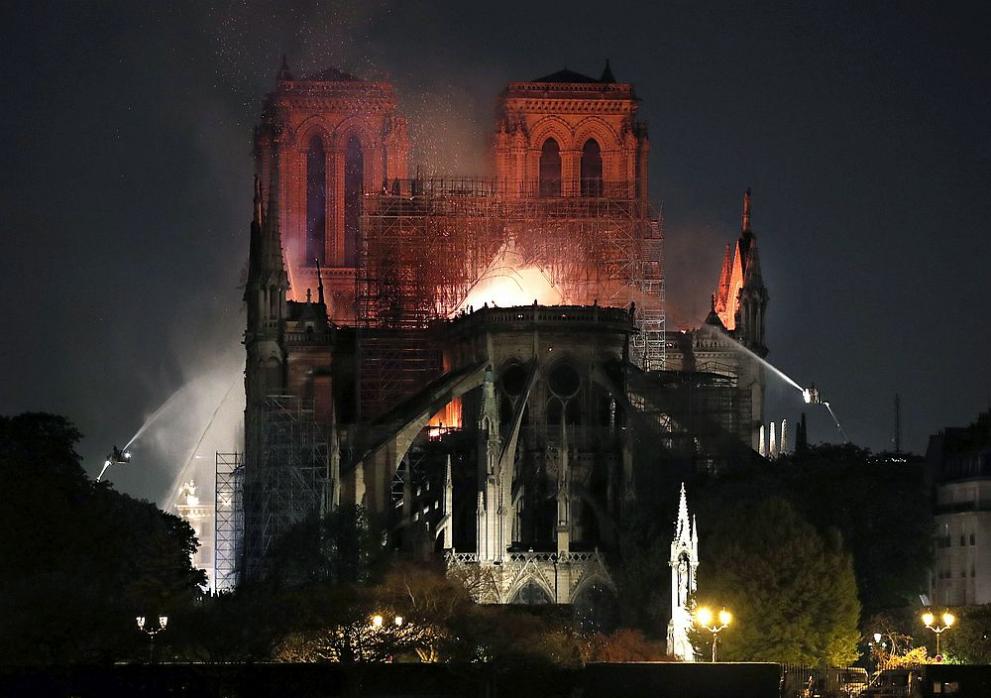 Пожар унищожи голяма част от парижката катедрала Нотр Дам