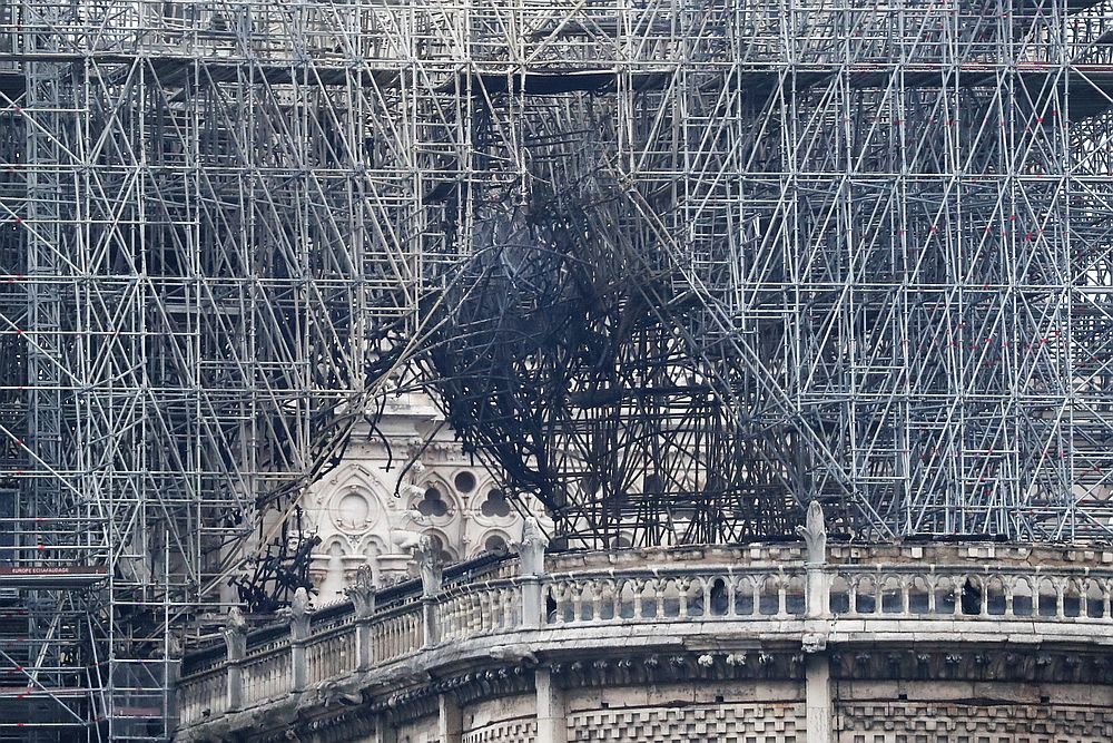 Пожар унищожи голяма част от парижката катедрала Нотр Дам