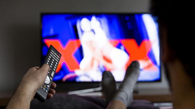 Мъж иска обезщетение от родителите си, изхвърлили скъпа порно колекция