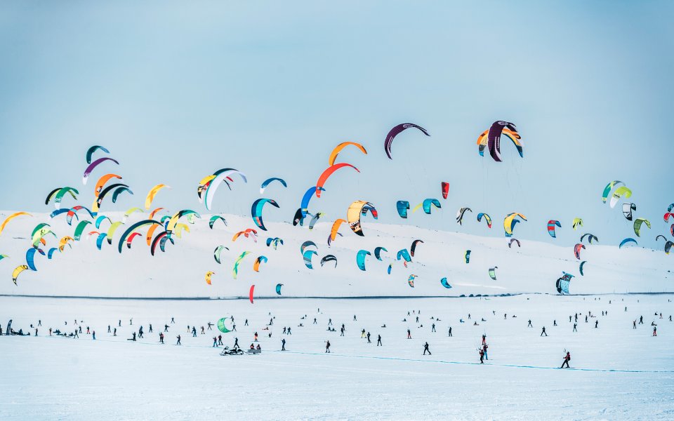 Стотици хвърчила в най-трудната надпревара по сноукайт