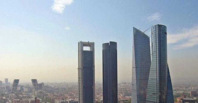 Висока сграда в Мадрид в която са посолствата на Великобритания