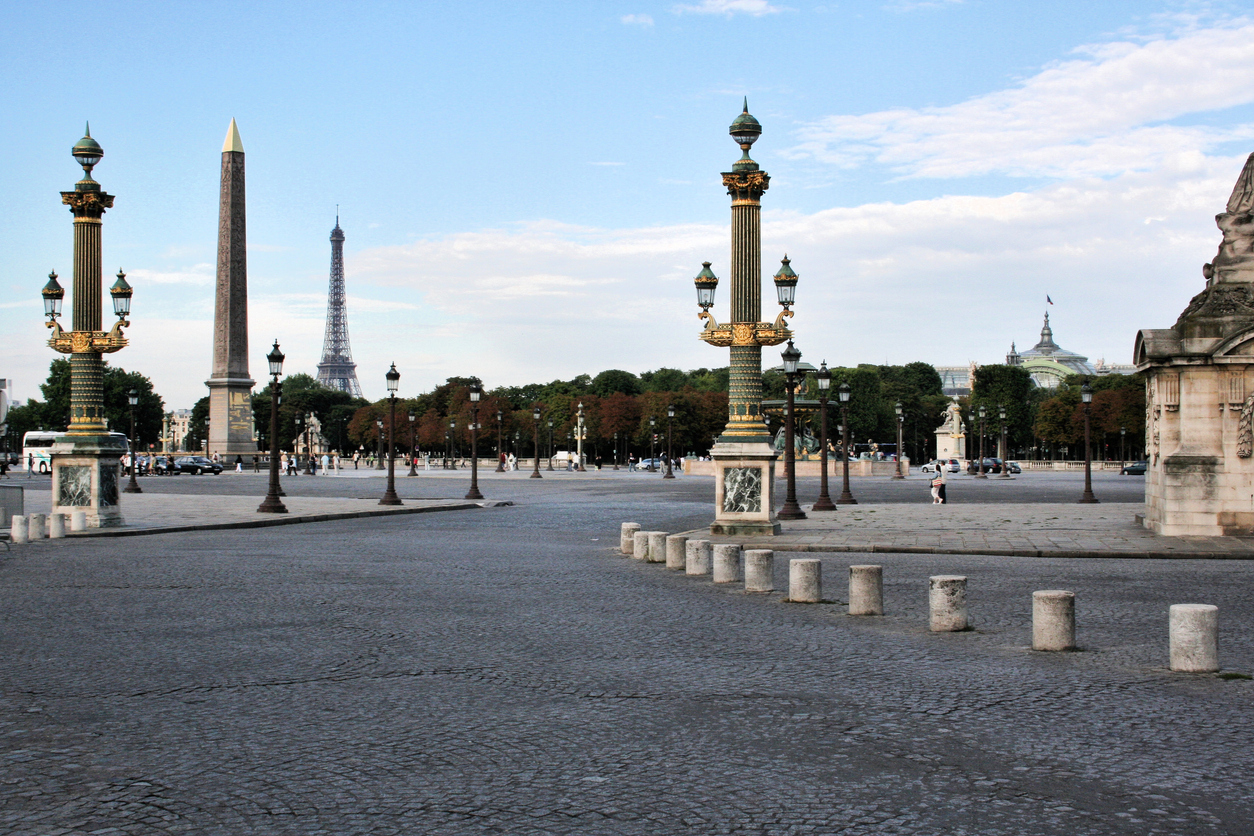 По време на Френската революция паметникът в средата на площада е заменен от огромна гилотина и името му е сменено на „Площад на Революцията“.