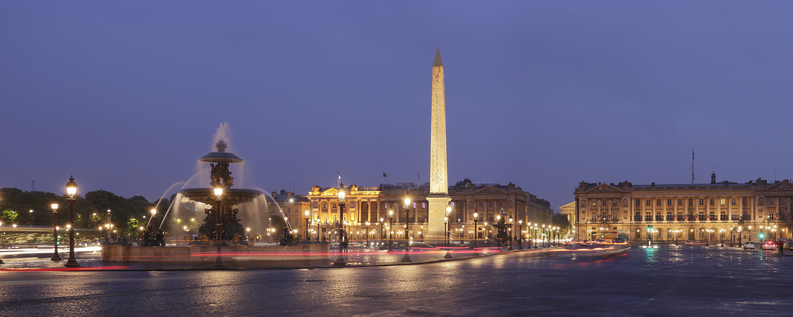 Площадът е идея на Луи XV, който възлага осъществяването му на главния си архитект през 1755 г.