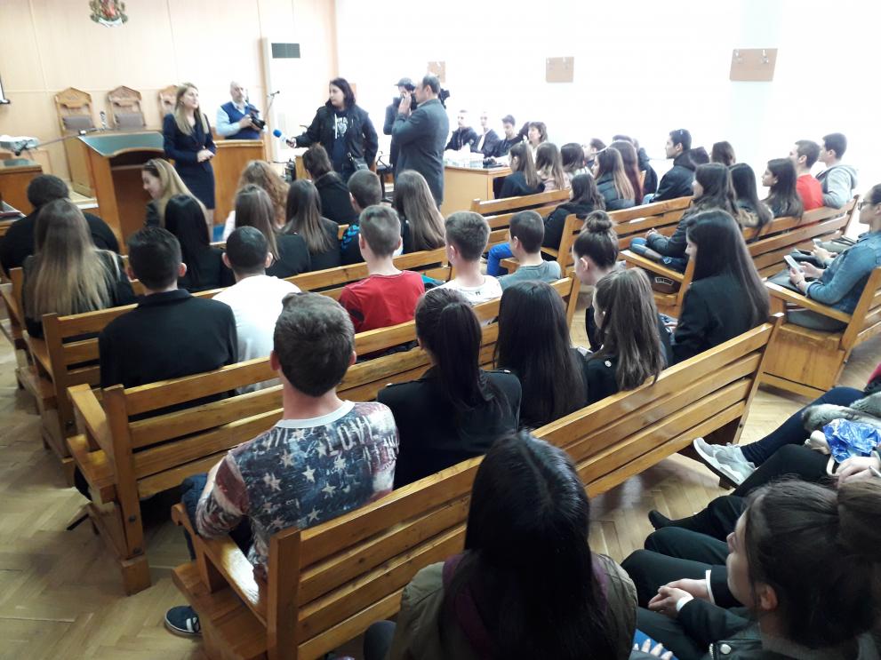 ШОС подари Конституция на всички ученици.