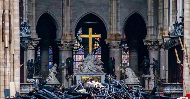 Конструкцията на парижката катедрала Нотр Дам е устойчива след пожара,