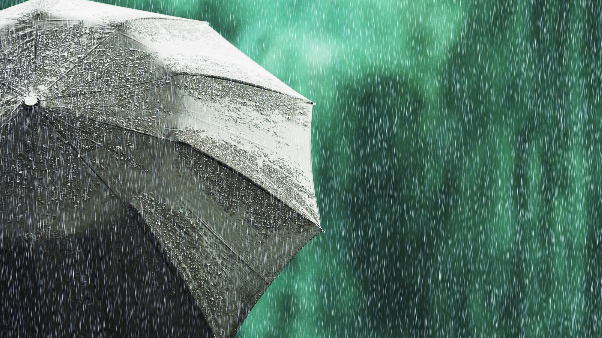 Около 21 00 ч Снощи 23 май градушка премесена с дъжд