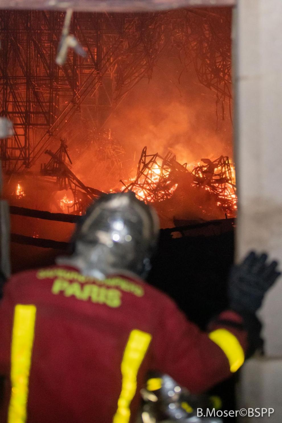 Снимки на катедралата отвътре след опустошителния пожар