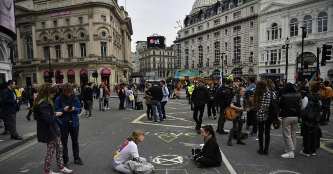 Екоактивисти заплашиха да блокират лондонското метро като продължение на протеста