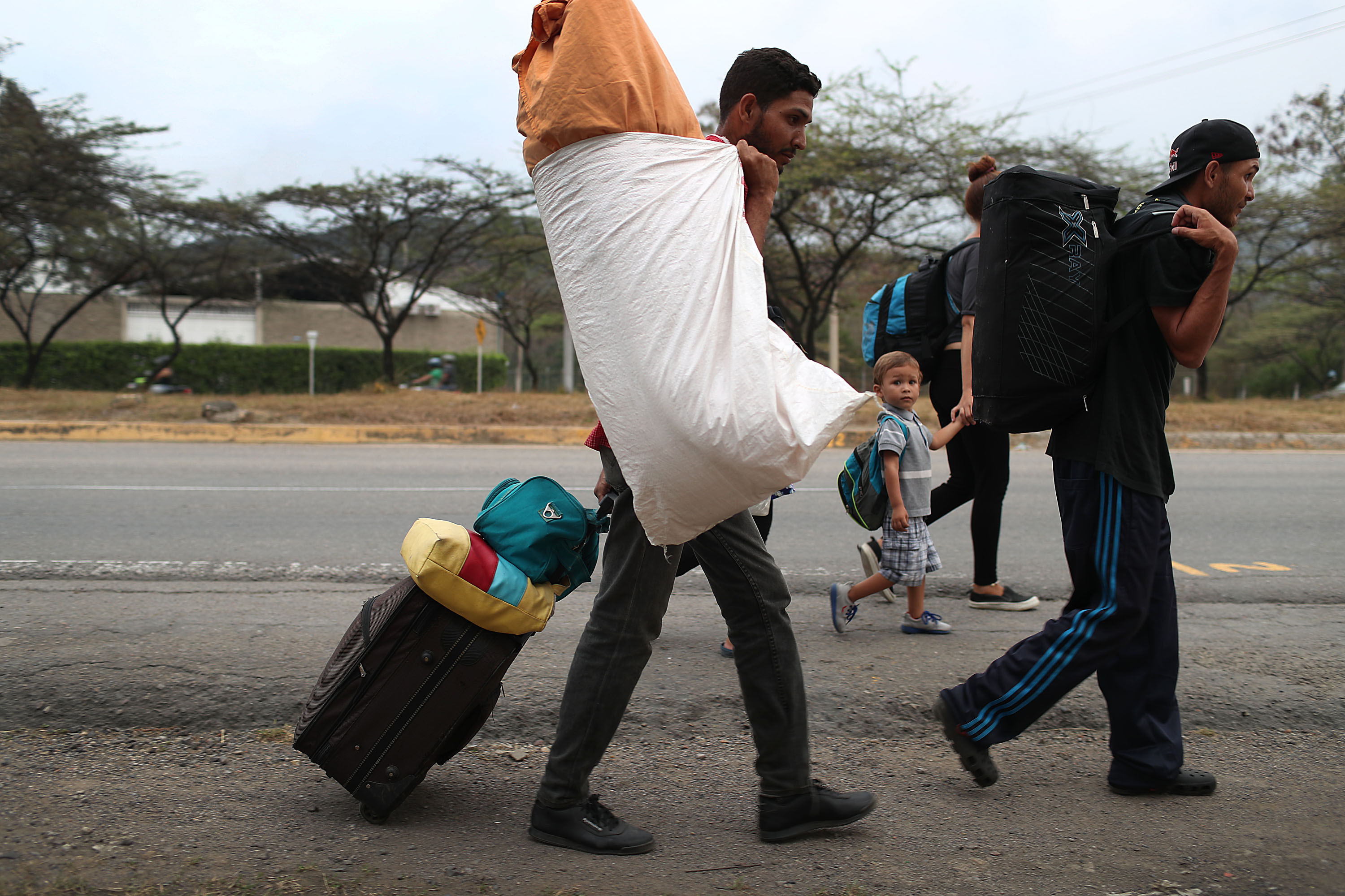 Много венецуелци поемат по дълго и мъчително пътуване през реката Сулия, за да получат жизненоважни доставки или, за да избягат от ситуацията, в която се намира страната им