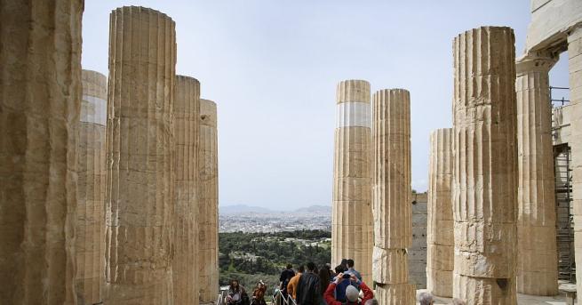Четирима души бяха покосени от мълния на Акропола в Гърция.