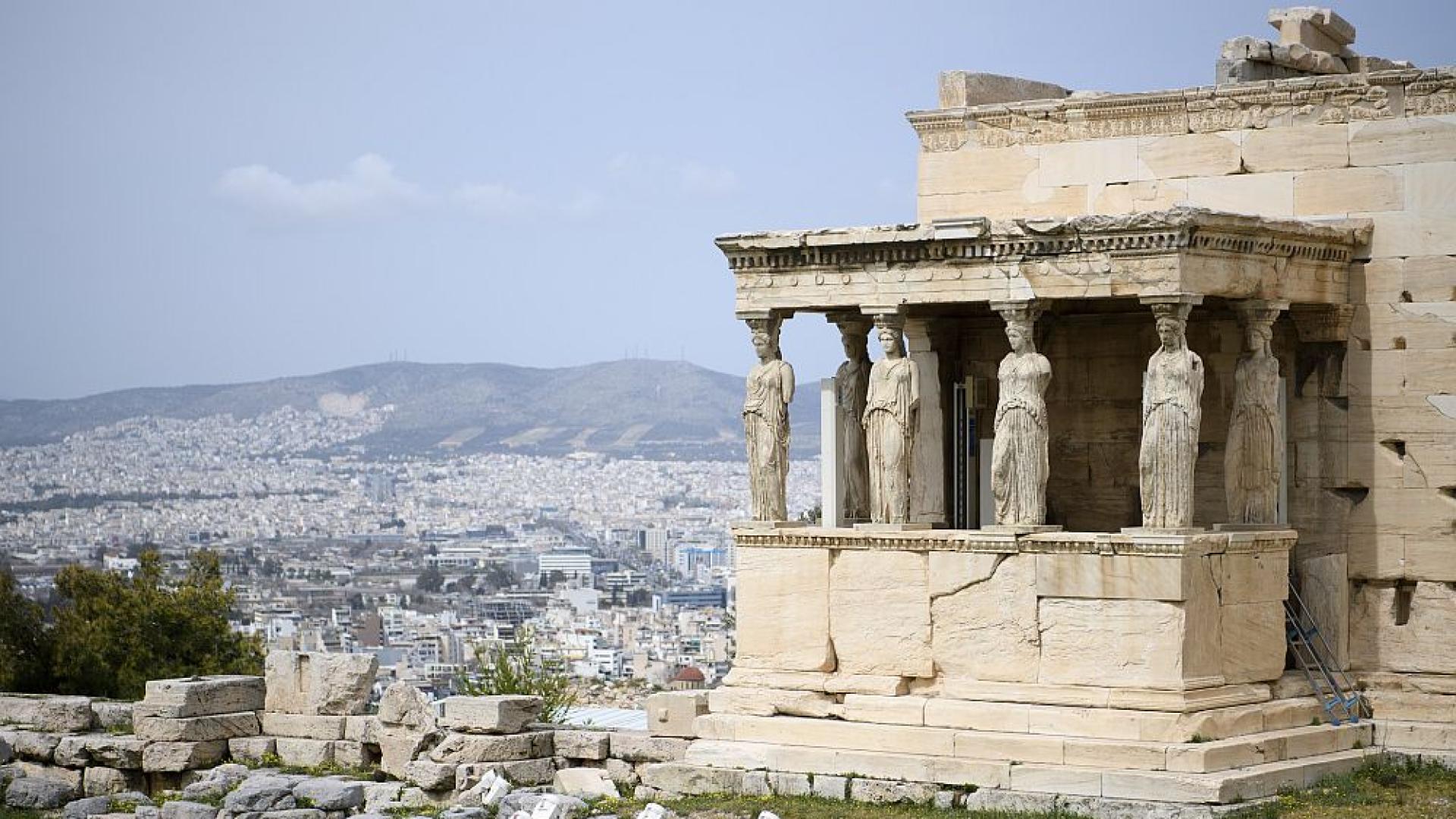 Германка която открадна върха на древна гръцка колона преди повече