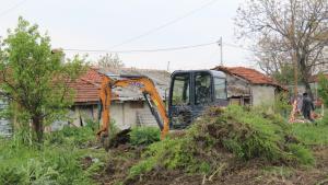 строят детска площадка
