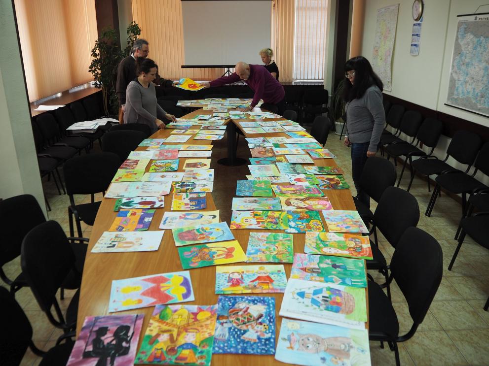 Близо 1000 деца рисуваха Великден в конкурса на Областния управител