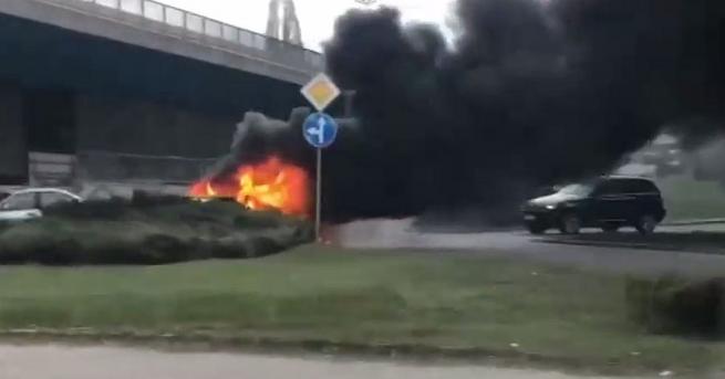 Лек автомобил се запали в движение в София, посочва .