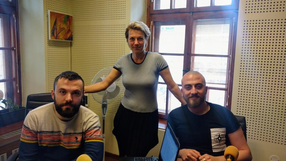 Мартен Демирев, Биляна Раева и Сергей Петров (от ляво на дясно) в студиото на Дарик Варна