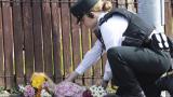  Полицай слага цветя на мястото, където беше убита журналистка 