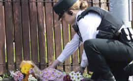  Полицай слага цветя на мястото, където беше убита журналистка 